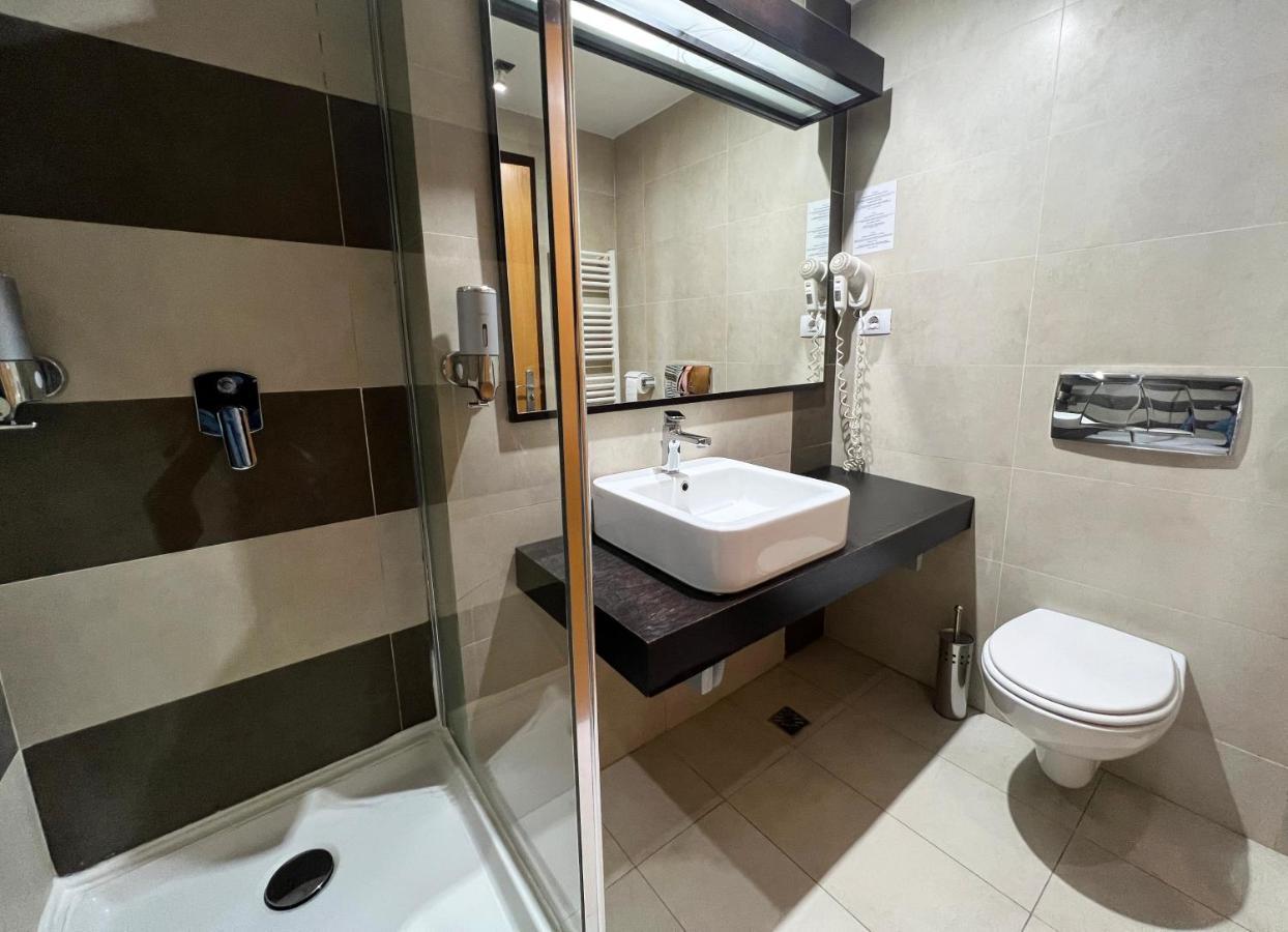 Hotel Ave Lux Săcele Eksteriør bilde